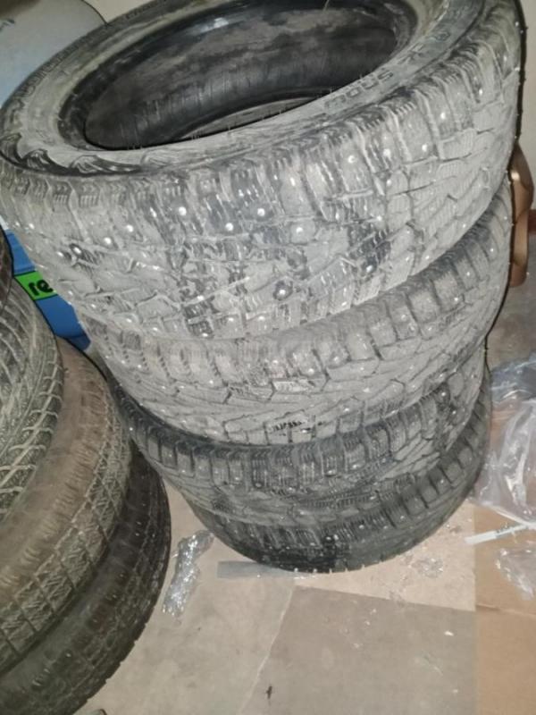 Продам зимнюю шипованную резину 4 балкона в отличном состоянии 195/60 R15 cardiant - Орск