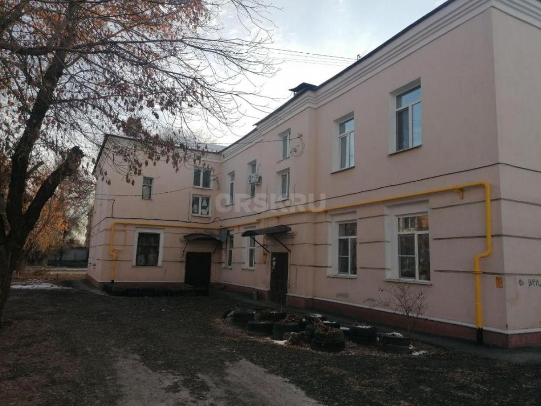 Продаётся большая 3-комнатная квартира в 2-этажном кирпичном доме по адресу пер. - Орск