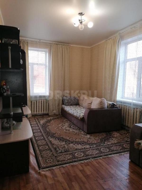 Продаётся большая 3-комнатная квартира в 2-этажном кирпичном доме по адресу пер. - Орск