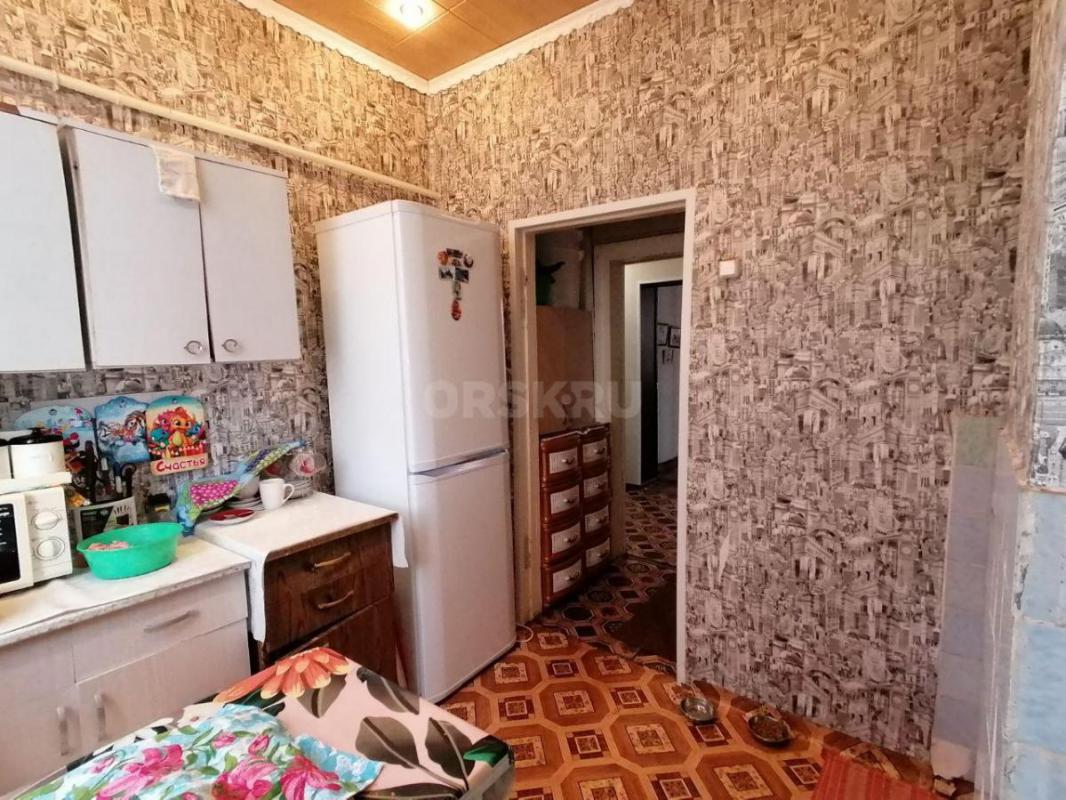 Продаётся большая 3-комнатная квартира в 2-этажном кирпичном доме по адресу пер. - Орск