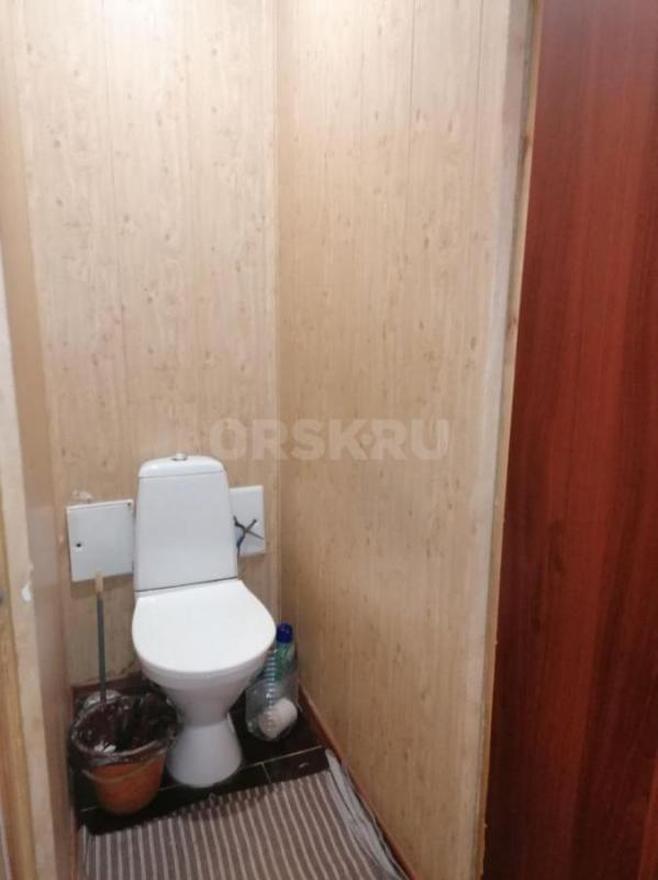 Продаётся большая 3-комнатная квартира в 2-этажном кирпичном доме по адресу пер. - Орск