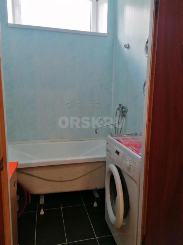 Продаётся большая 3-комнатная квартира в 2-этажном кирпичном доме по адресу пер. - Орск