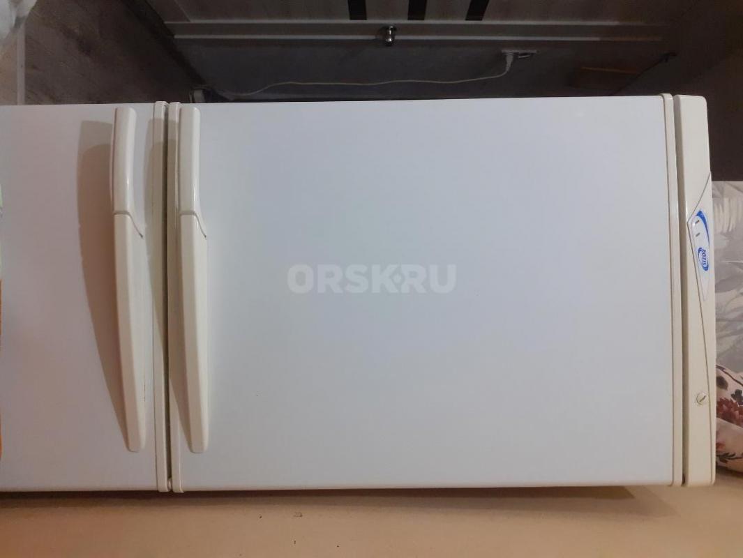 Продам холодильники Веко и Позис,  требуют ремонта, двухкамерные , Веко, верх не холодит, цена 2700, - Орск