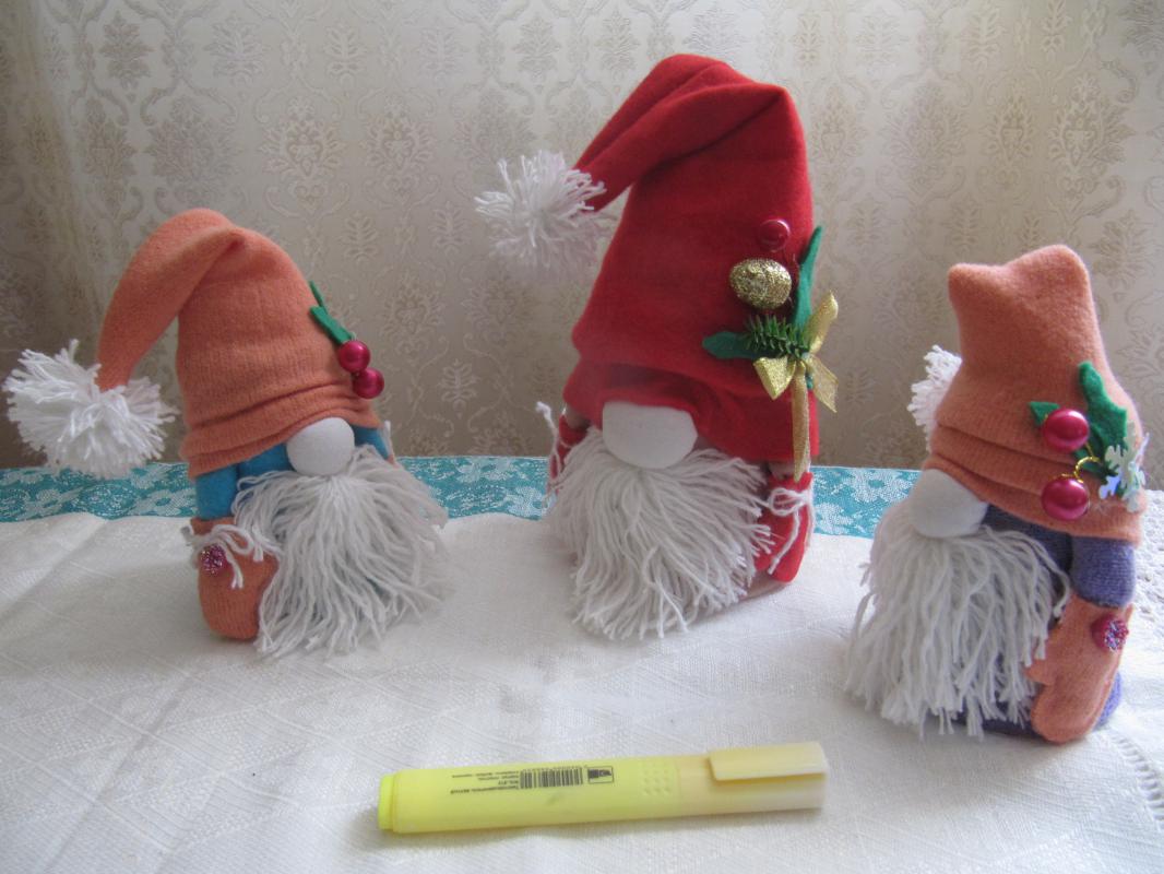 Ёлка-подвеска из фетра 250р, подвеска зелёная из фоамирана 250р, медальоны розовые 150 р, гномы 150 - Новотроицк