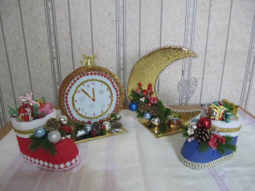 Ёлка-подвеска из фетра 250р, подвеска зелёная из фоамирана 250р, медальоны розовые 150 р, гномы 150 - Новотроицк