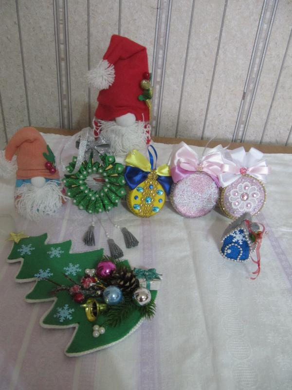 Ёлка-подвеска из фетра 250р, подвеска зелёная из фоамирана 250р, медальоны розовые 150 р, гномы 150 - Новотроицк