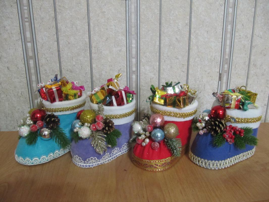 Ёлка-подвеска из фетра 250р, подвеска зелёная из фоамирана 250р, медальоны розовые 150 р, гномы 150 - Новотроицк