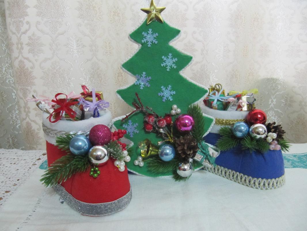 Ёлка-подвеска из фетра 250р, подвеска зелёная из фоамирана 250р, медальоны розовые 150 р, гномы 150 - Новотроицк