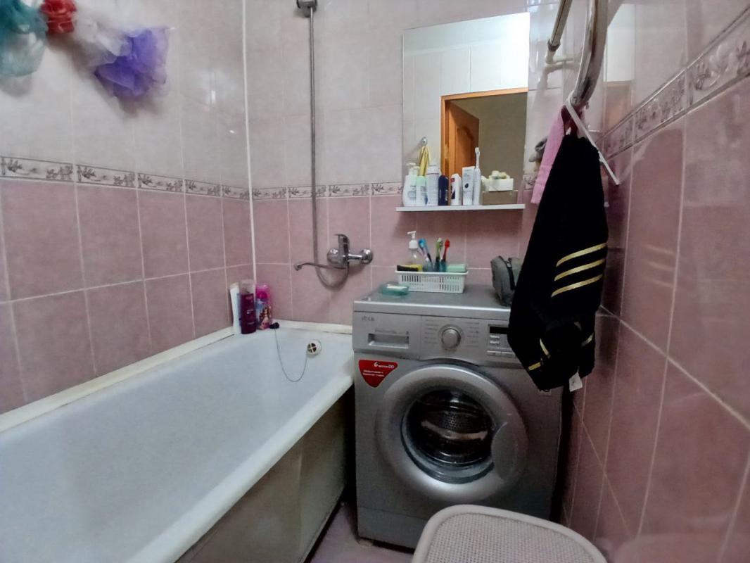 Продается 2-комнатная квартира с раздельными ходами на комфортном втором этаже по адресу: г. - Новотроицк