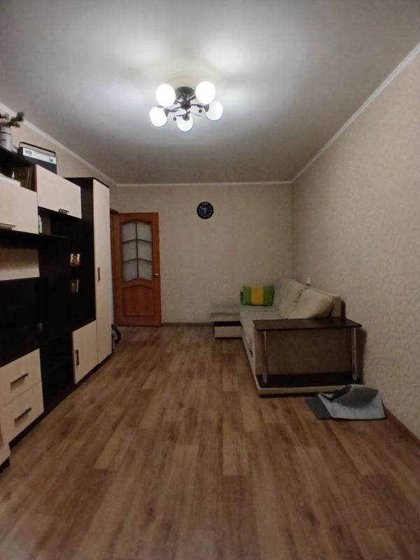 Продается 2-комнатная квартира с раздельными ходами на комфортном втором этаже по адресу: г. - Новотроицк