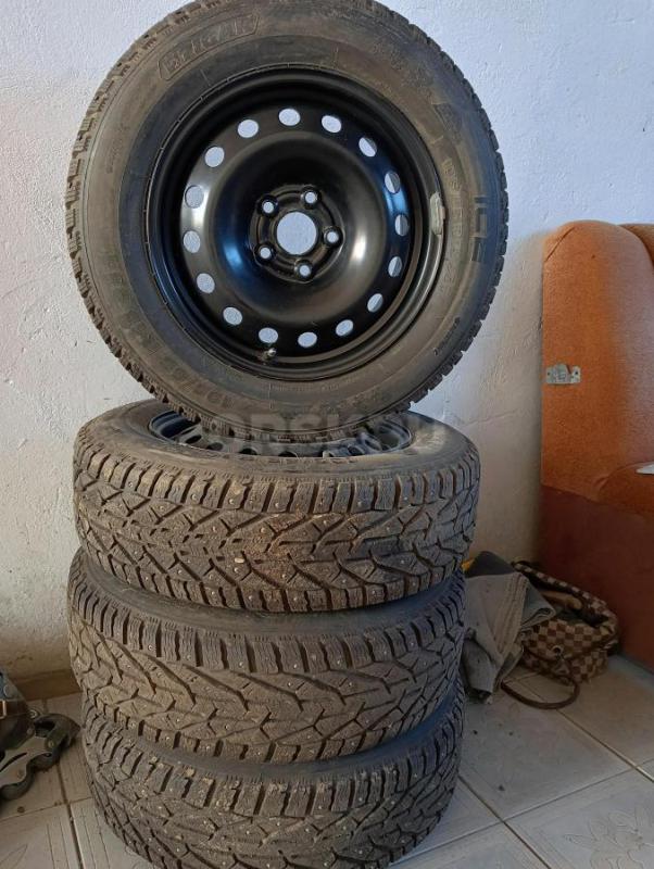 Продам зимние колёса на 15 стояли на шевроле авео, шинэ и диски новые проехал не много - Орск