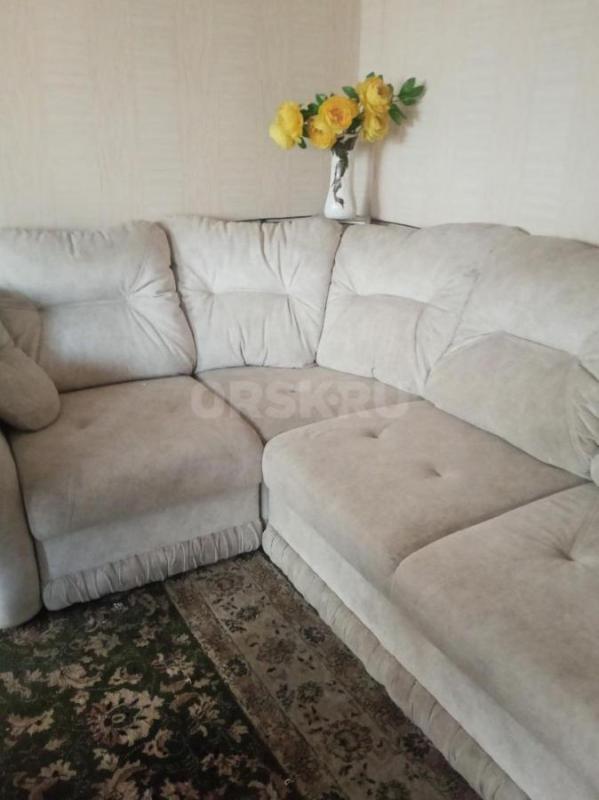 Угловой диван, цвета Шампань, выдвижной, длина 2м80см, спальное место большое стоил 65000, продаю  в - Орск