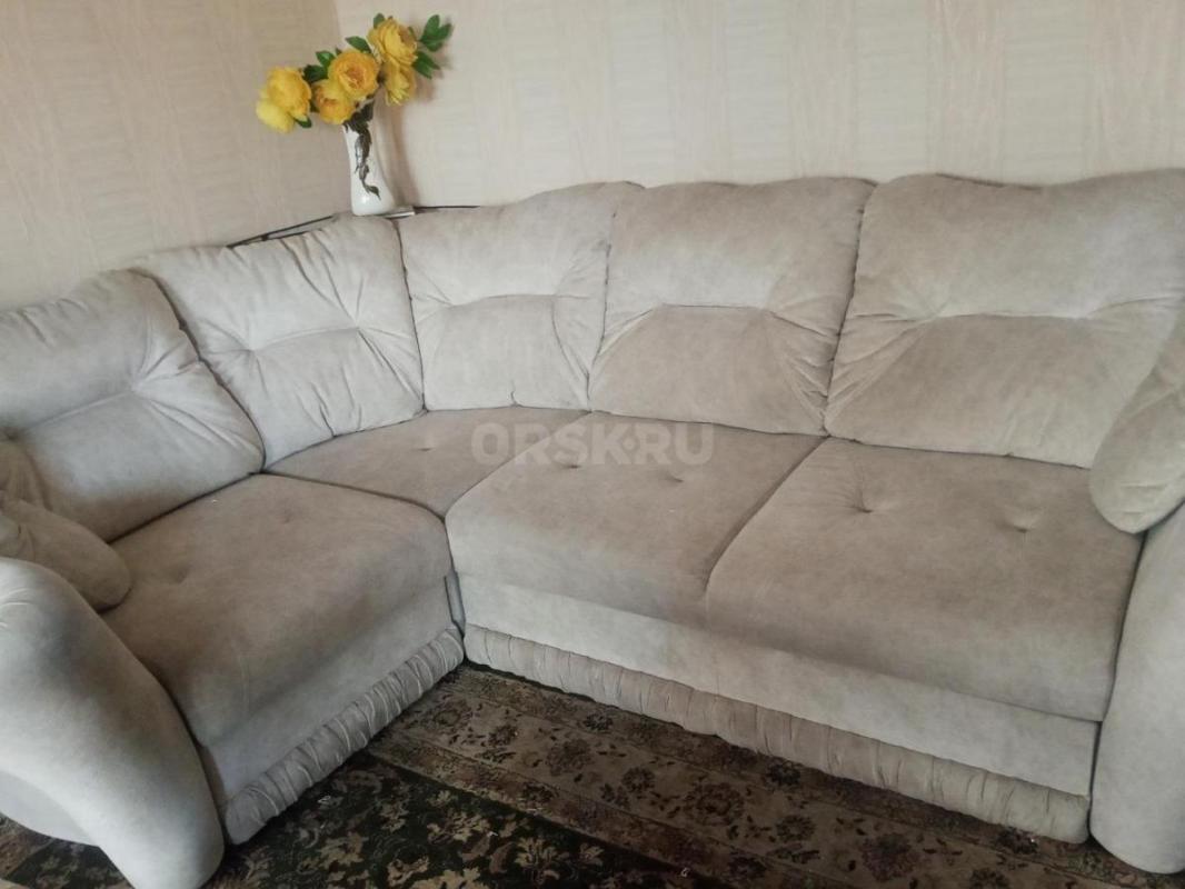 Угловой диван, цвета Шампань, выдвижной, длина 2м80см, спальное место большое стоил 65000, продаю  в - Орск