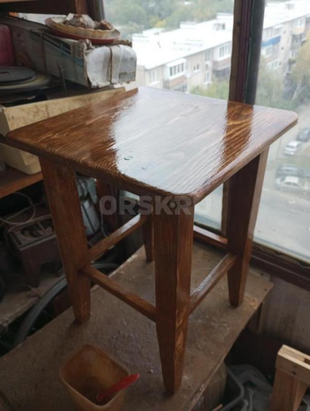 Продам табуретки двух размеров чистое дерево цвет по заказу лак высота 45 и 30 см сиденье 35 см - Орск