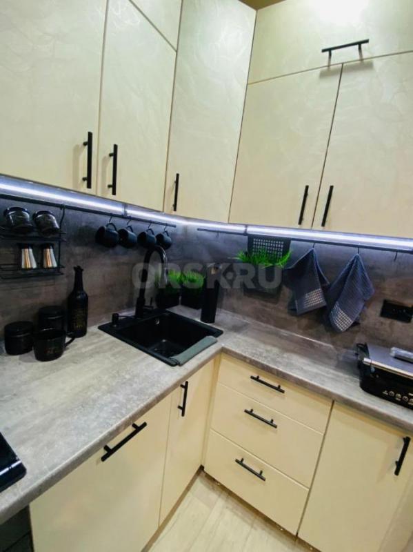 Продам кухню в отличном состоянии ( варочная панель, фартук, микроволновка, вытяжка) - Орск