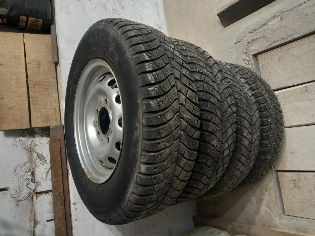 Продам Б/у Шипованную резину на Ниву Шевроле Кама-515 205/75/ R15 97Q 
На Штампованных (заводских)Ди - Новотроицк