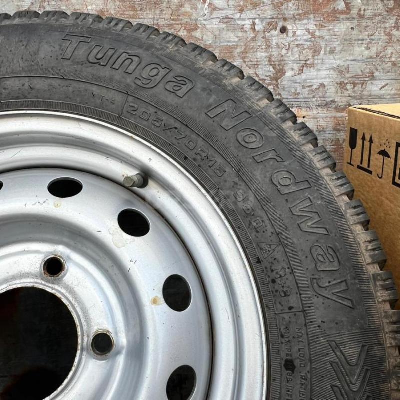 Продам зимнюю резину на штампах , стояла на ниве, шипов 95% размер 205/70/15, цена 22т, торг, находи - 1