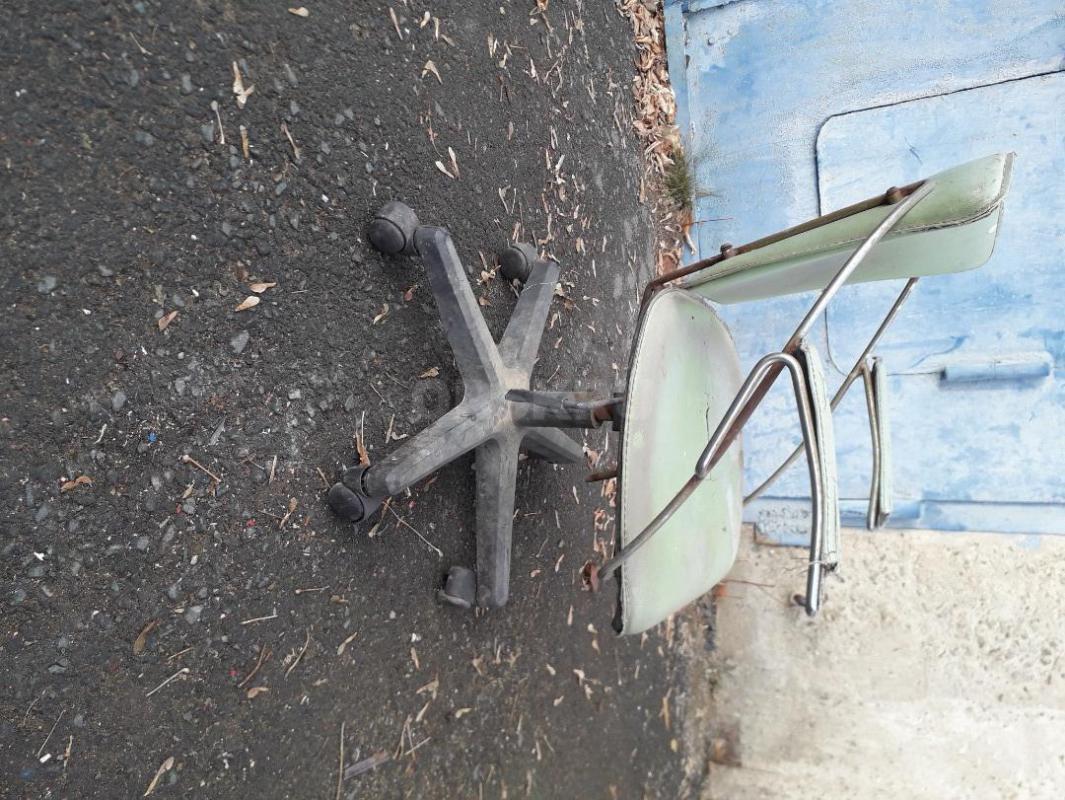 Стул на колёсах, бу, потрёпанный, газлифт не работает. - Орск