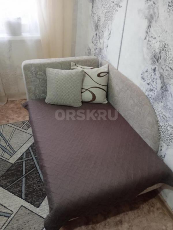 Продам два одинаковых дивана б/у в среднем состоянии. - Орск