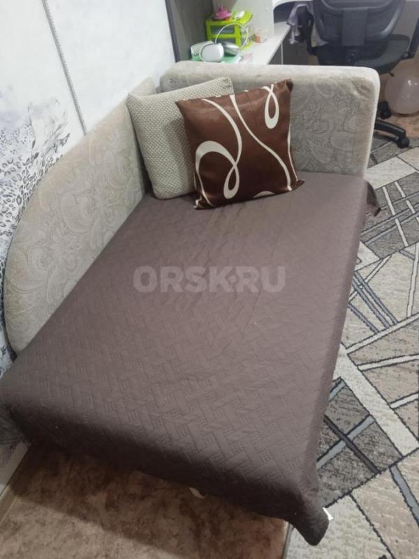Продам два одинаковых дивана б/у в среднем состоянии. - Орск
