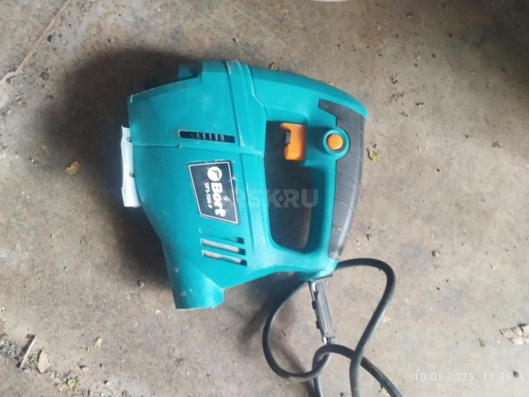 Рабочий электро лобзик. - Орск