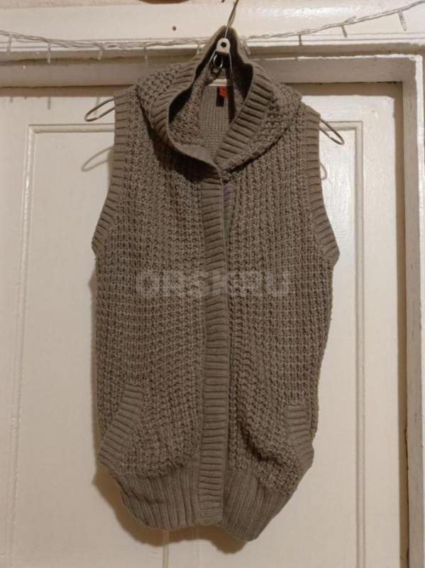 Продам шерстяную вязанную безрукавку с капюшоном 48-50 размера за 350 рублей - Орск