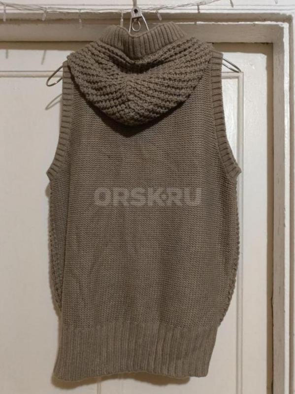 Продам шерстяную вязанную безрукавку с капюшоном 48-50 размера за 350 рублей - Орск