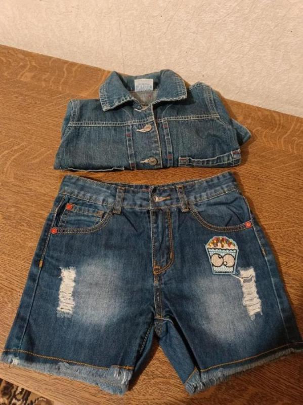 Продам джинсовую курточку для девочки рост 122 см  за 150 рублей и шорты на рост 134 за 150 рублей - Орск