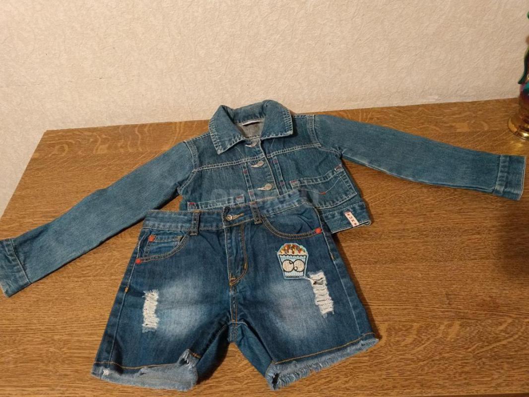 Продам джинсовую курточку для девочки рост 122 см  за 150 рублей и шорты на рост 134 за 150 рублей - Орск