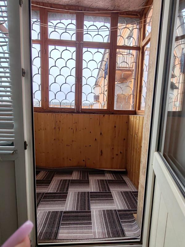 Продам  просторную 3- комнатную квартиру в центре города ( старого типа). - Новотроицк