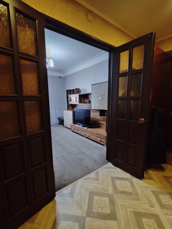 Продам  просторную 3- комнатную квартиру в центре города ( старого типа). - Новотроицк