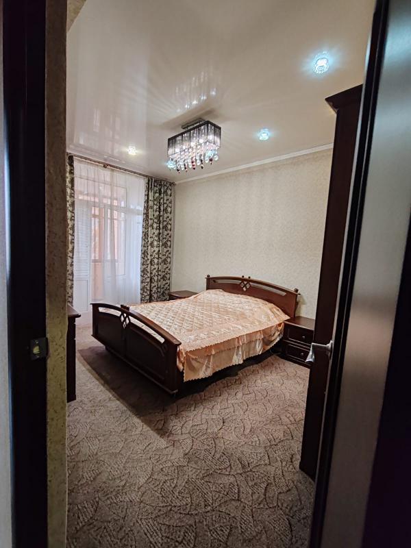 Продам  просторную 3- комнатную квартиру в центре города ( старого типа). - Новотроицк