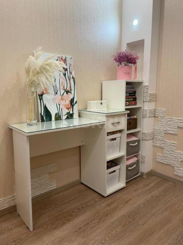 Продам комплект: туалетный столик и напольную полку для книг
Туалетный столик с тумбой (высота стол - Орск