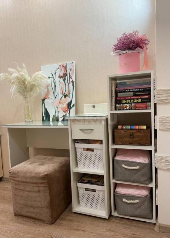 Продам комплект: туалетный столик и напольную полку для книг
Туалетный столик с тумбой (высота стол - Орск