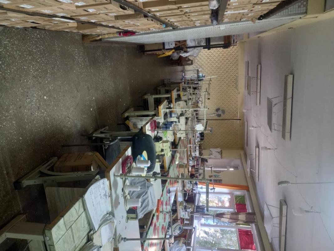 В здании справа от ТРК ЕВРОПЕЙСКИЙ  сдается помещение на 2 этаже
218 кв м , вода , отопление , инте - Орск