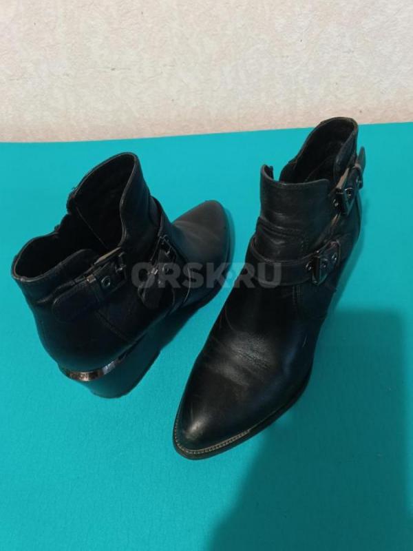 Продам(см.фото)  зимние сапоги 37 размера  из натуральной черной кожи и натурального меха  в хорошем - Орск