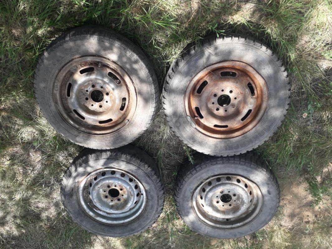 Диски диаметр примерно 32,3мм, вероятно R13 бу , стоят покрышки бу на выброс. - Орск