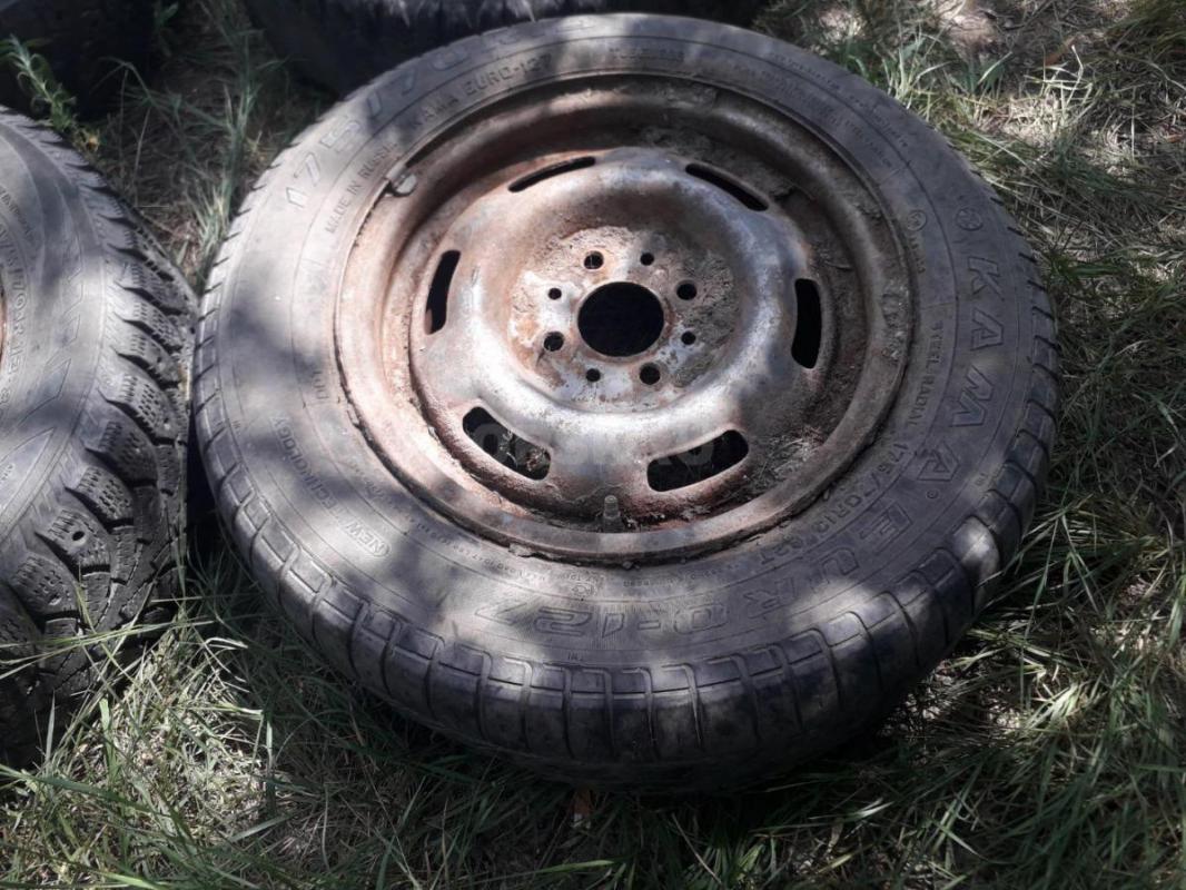 Диски диаметр примерно 32,3мм, вероятно R13 бу , стоят покрышки бу на выброс. - Орск