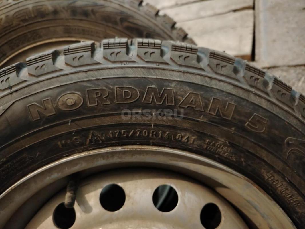 Комплект зимних колес в сборе Nokian Tyres Nordman 5 175/70 R14 в хорошем состоянии, 95 % шипов на м - Орск