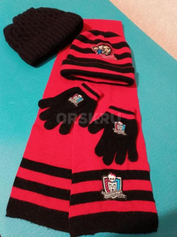 Продам вязанный шерстяной набор :шапка+шарф+перчатки для девочки за 350  рублей и черная шапка с ушк - Орск