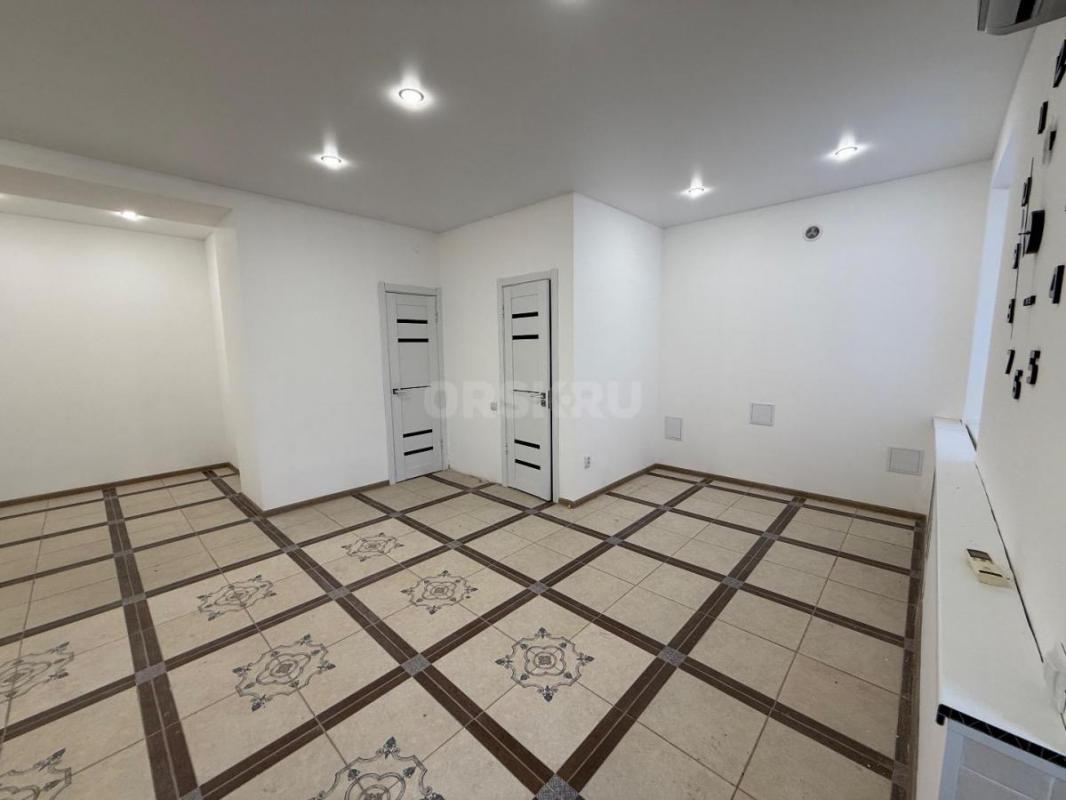 Сдаем в аренду помещение офис , свободного назначения 
Первый этаж, Первая линия. - Орск