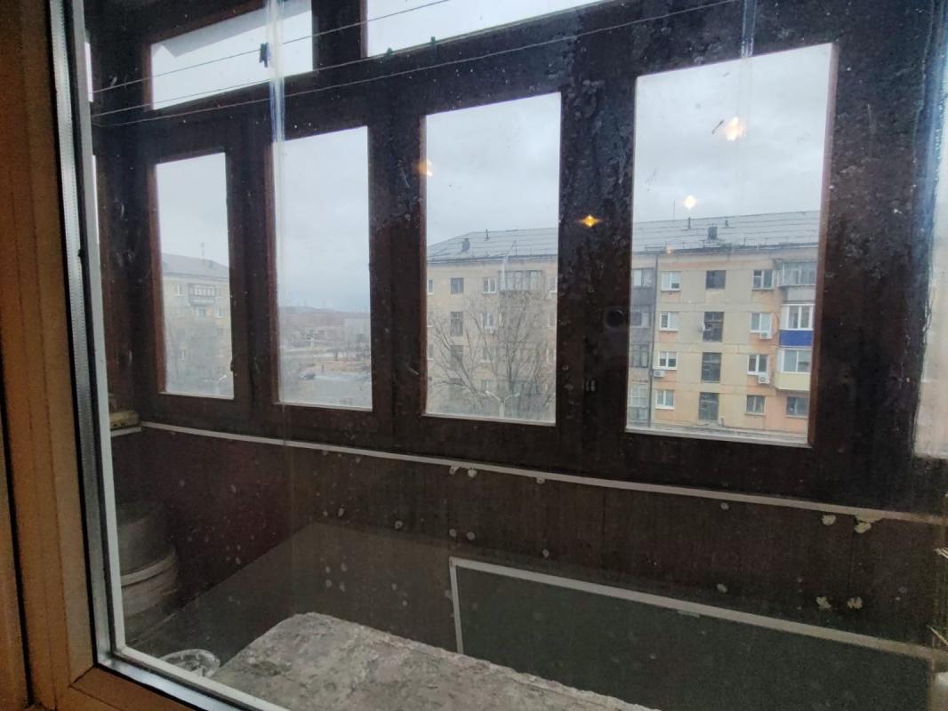 Продам двухкомнатную квартиру на остановке строительный техникум. - Новотроицк