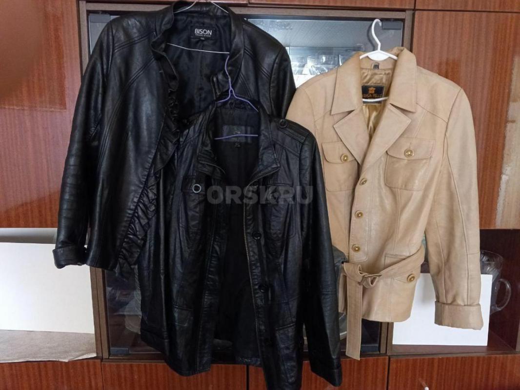 Продам(см.фото) молодежные женские курточки из натуральной кожи: 1-3 фото размер  2XL,4 фото-размер - Орск