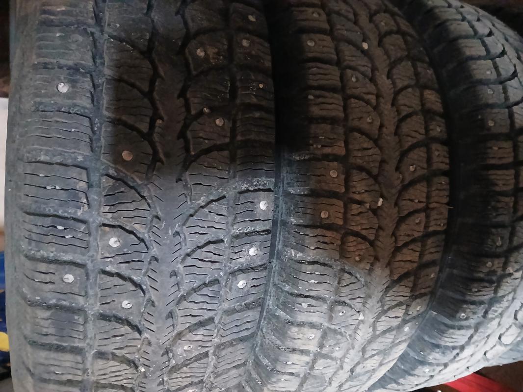 R13 на штампах, 2 сезона, 95% шипов завод на месте, 4×98 на ВАЗ,без грыж, порезов, проколов. - Новотроицк