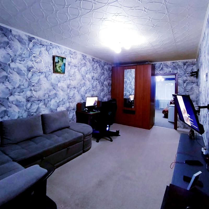 Продаётся 2-х комнатная квартира, на 1 этаже 5-ти этажного дома, по адресу - г Новотроицк ул Есенков - Новотроицк