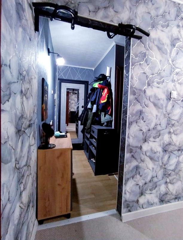 Продаётся 2-х комнатная квартира, на 1 этаже 5-ти этажного дома, по адресу - г Новотроицк ул Есенков - Новотроицк