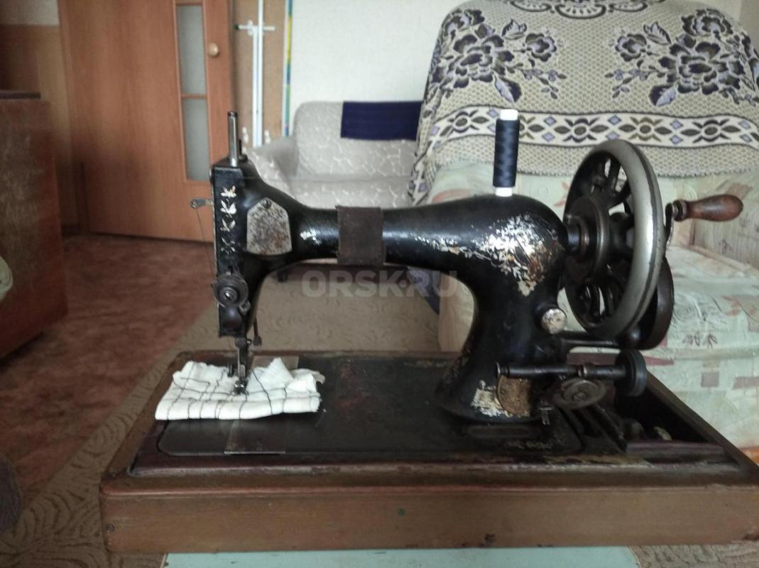 Коньки хоккейные размер 40,43, движки от стиралок, швейная машинка Зингер, бак нержавейка, флляга ал - Орск