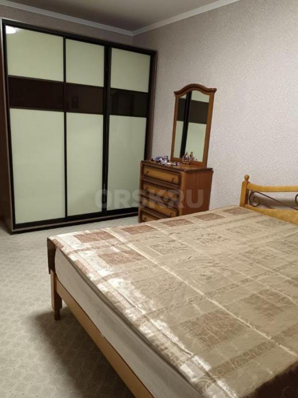 Сдается 2-комнатная  квартира, имеется большая лоджия и балкон на кухне, 2 кондиционера, ванная комн - Орск