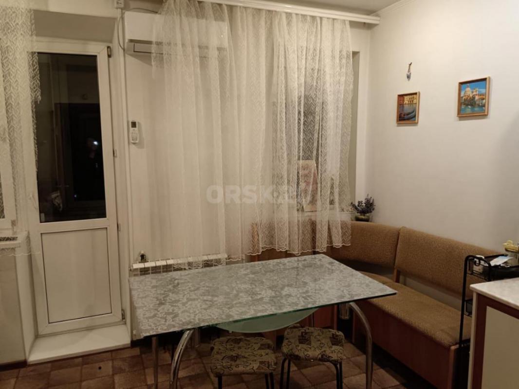 Сдается 2-комнатная  квартира, имеется большая лоджия и балкон на кухне, 2 кондиционера, ванная комн - Орск