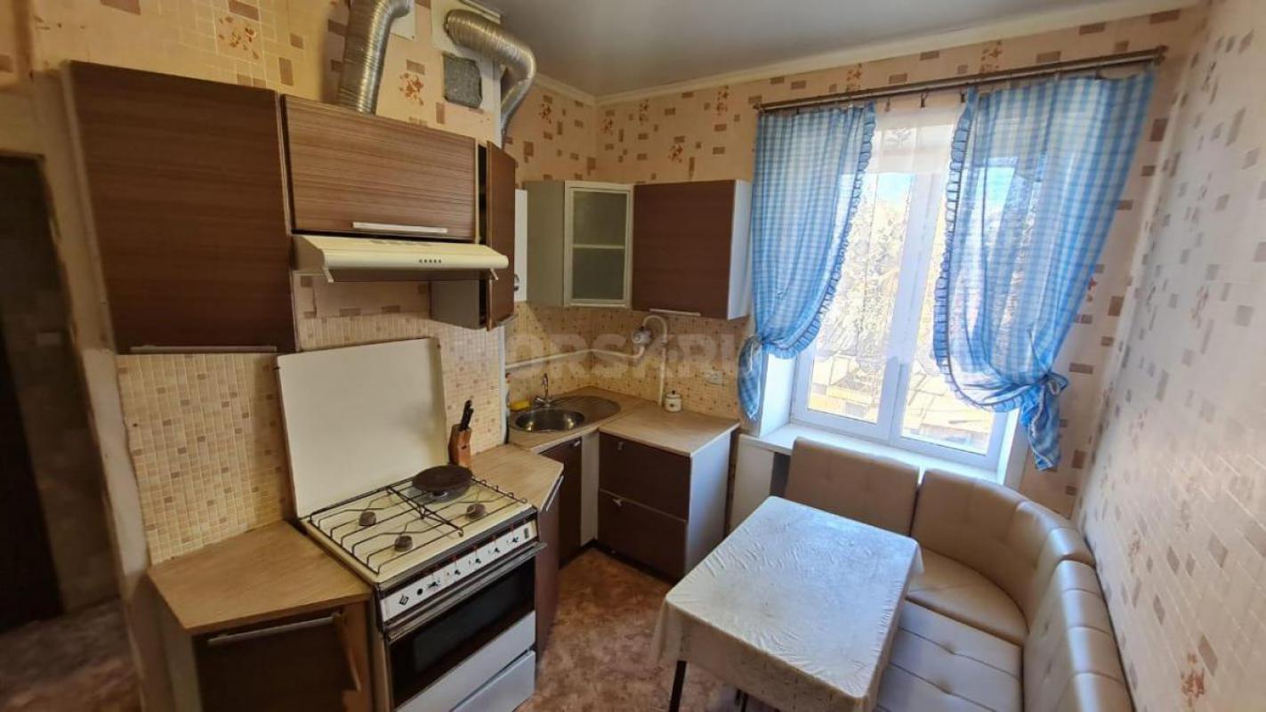 Продам просторную 3-х комнатную квартиру, расположенную на 2-м этаже 2-х этажного дома по адресу: ул - Орск